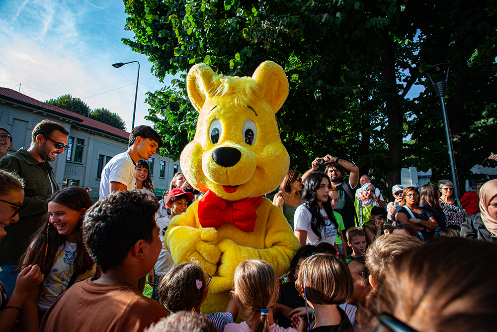 Inaugurazione Piazza Belloveso dipinta da Pao, mascotte Haribo Inaugurazione Piazza Belloveso dipinta da Pao, mascotte Haribo