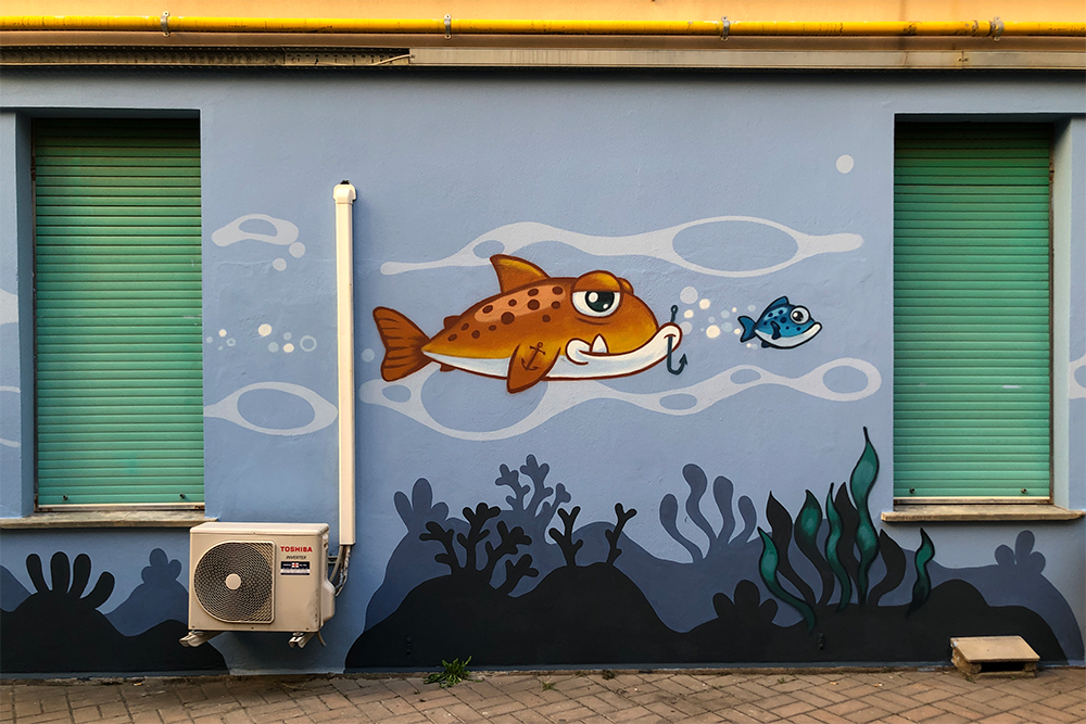 pesce pirata pesce pirata disegnato da pao sul muro del nuovo atrio dell'ospedale gaslini di genova nel 2025