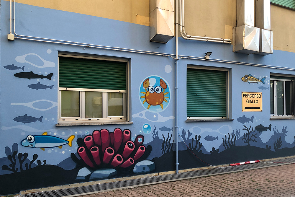 pesci disegnati da Pao nell'atrio dell'ospedale gaslini 2025 pesci sardine e granchi disegnati da pao sul muro del nuovo atrio dell'ospedale gaslini di genova nel 2025