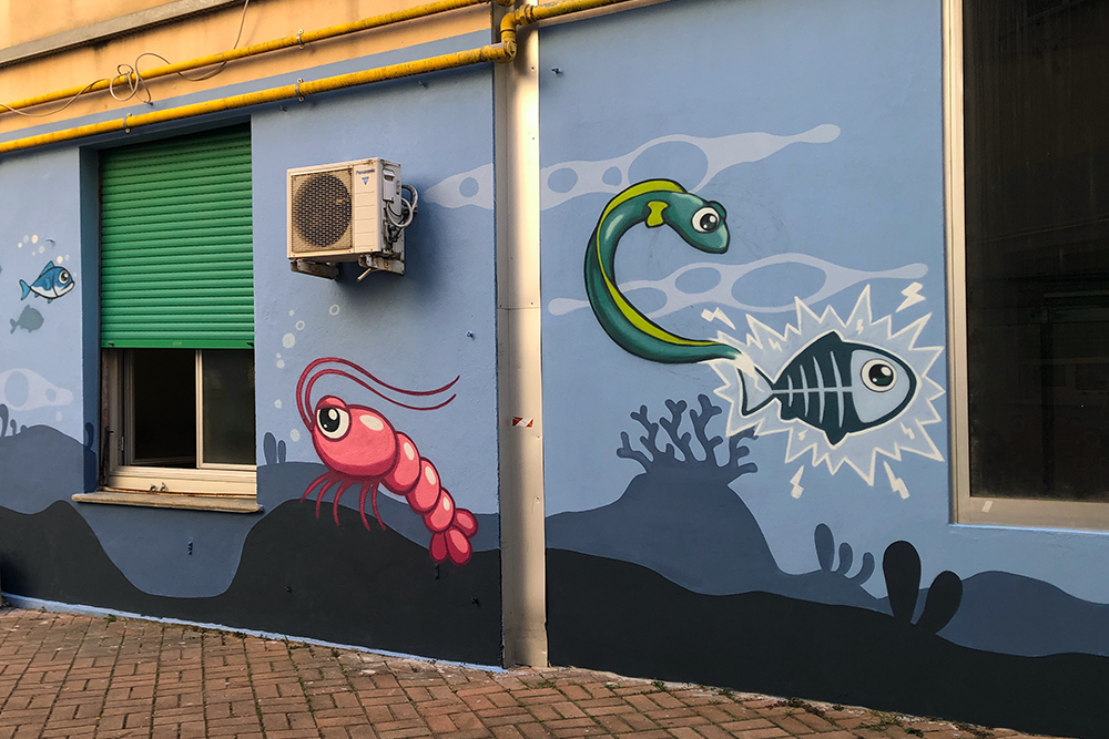 il luccio che fa la radiografia disegnata da pao sul muro del ospedale gaslini 2025 luccio e la radiografia disegnato da pao sul muro del nuovo atrio dell'ospedale gaslini di genova nel 2025