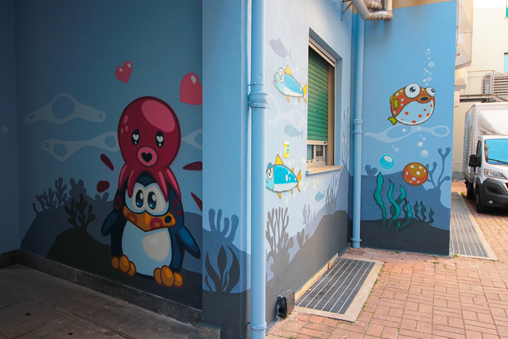 polpo innamorato del pinguino di PAO e riccio di mare polpo innamorato del pinguino di PAO e riccio di mare disegnati da pao sul muro del nuovo atrio dell'ospedale gaslini di genova nel 2025